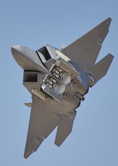 Máy bay F-22 mở khoang bụng